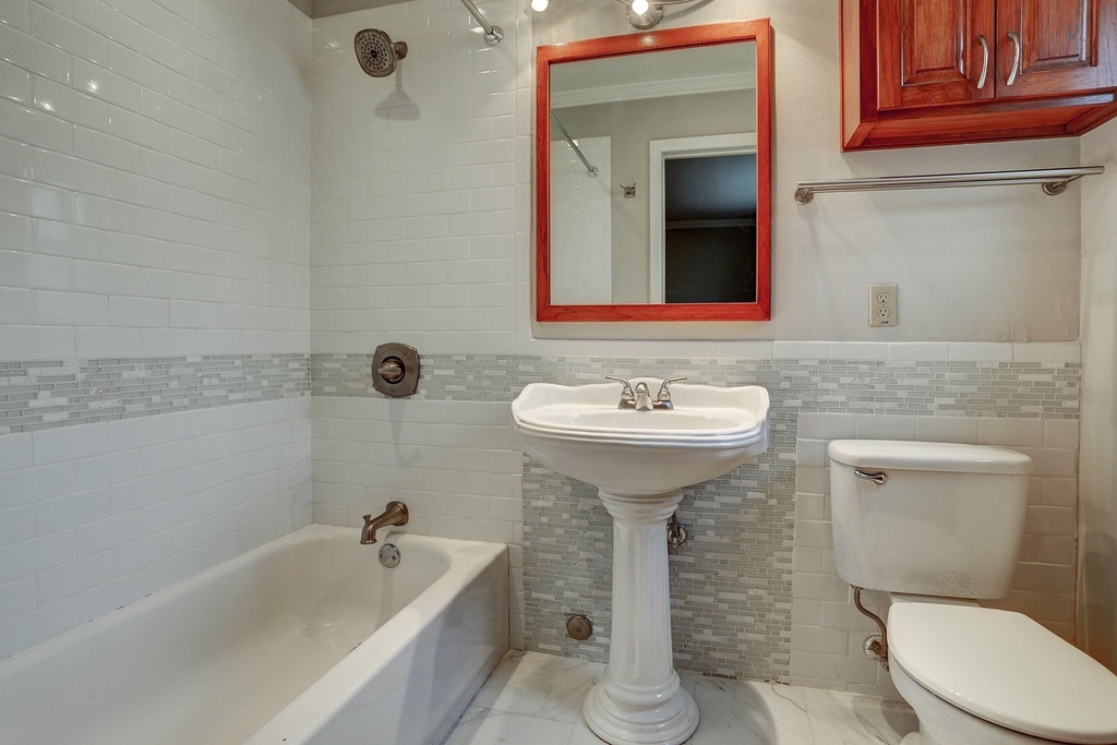611 Hawthorne Street - Photo 2