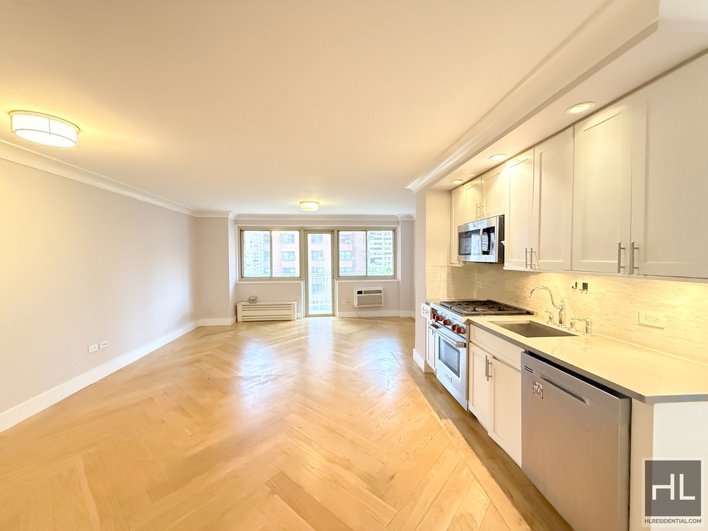 West 93 Street - Photo 1
