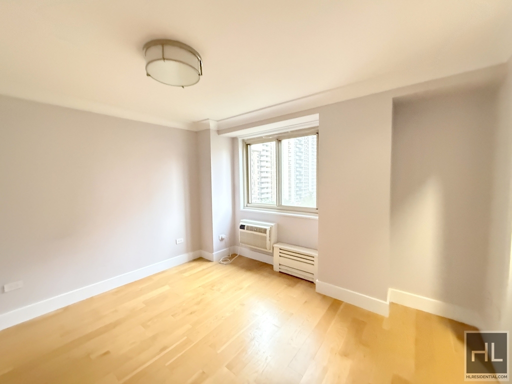 West 93 Street - Photo 8