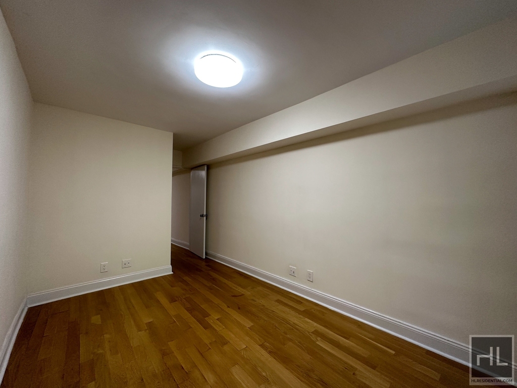 East 76 Street - Photo 2