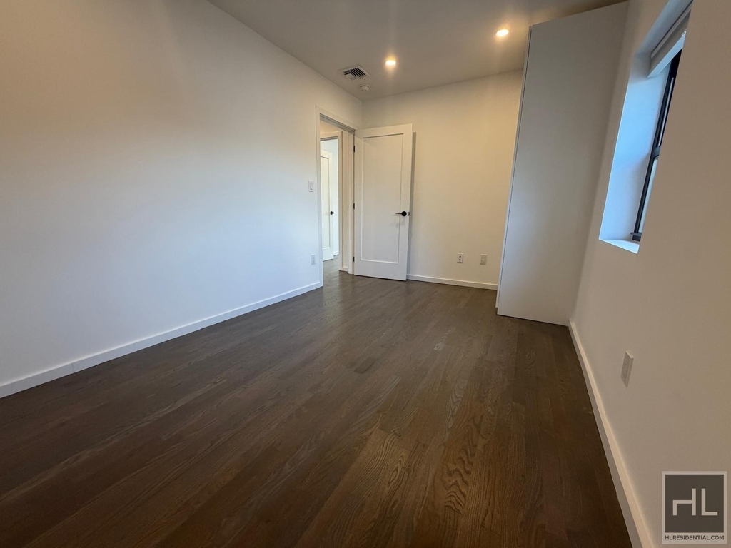 Steinway Street - Photo 10