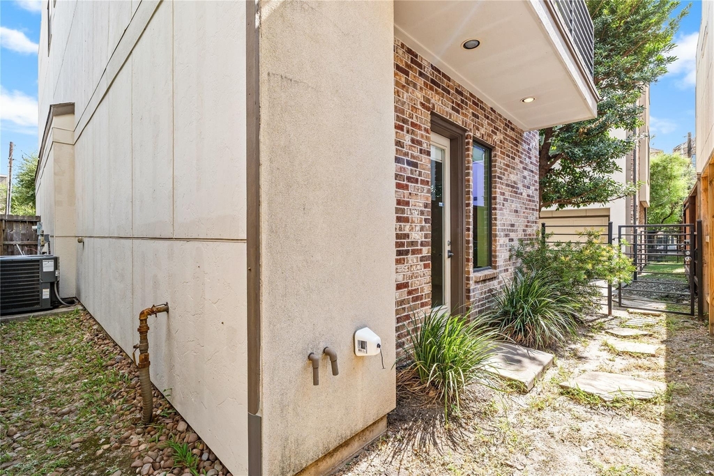 1903 Crockett Street - Photo 6