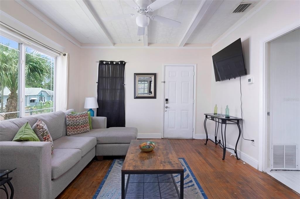 3860 Burlington Avenue N - Photo 4
