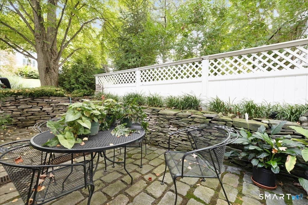 281 Pequot Avenue - Photo 21