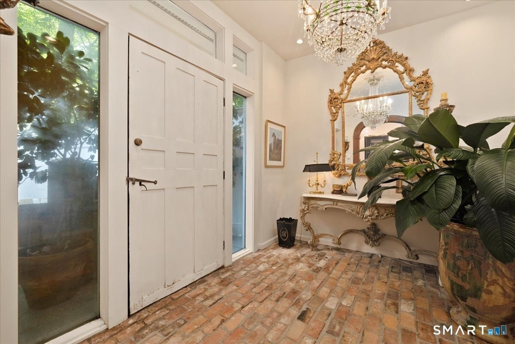 281 Pequot Avenue - Photo 0