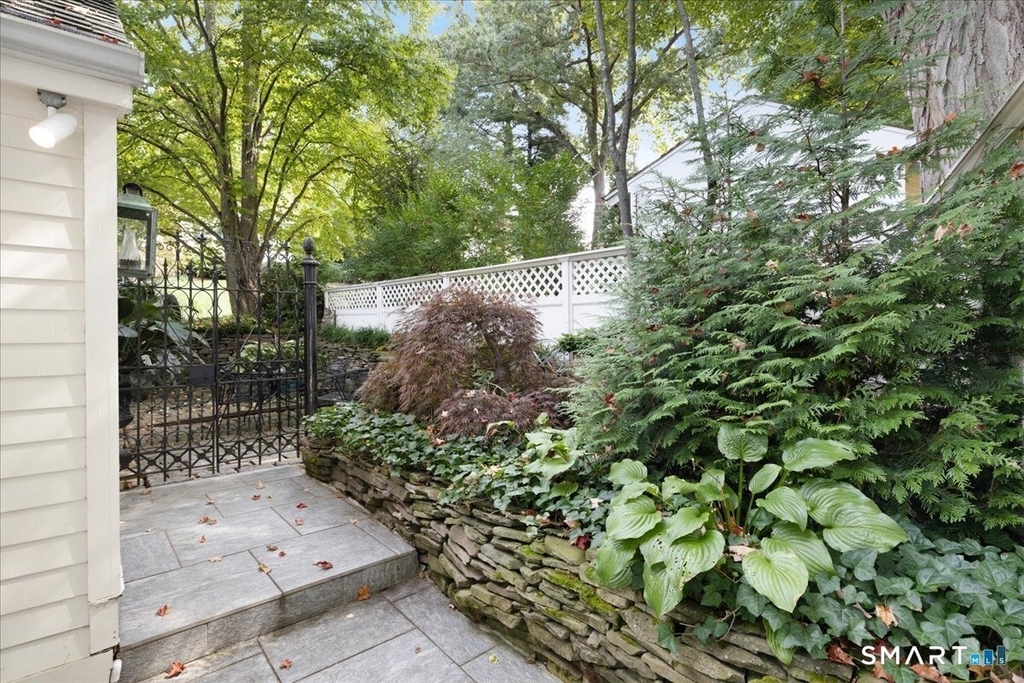 281 Pequot Avenue - Photo 19