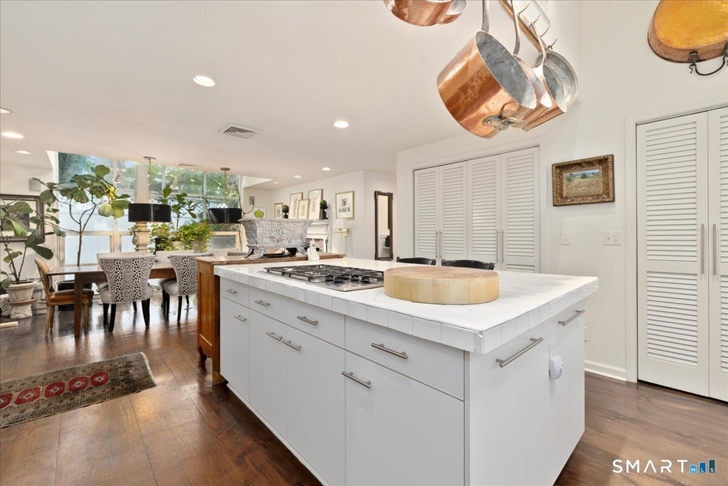 281 Pequot Avenue - Photo 8