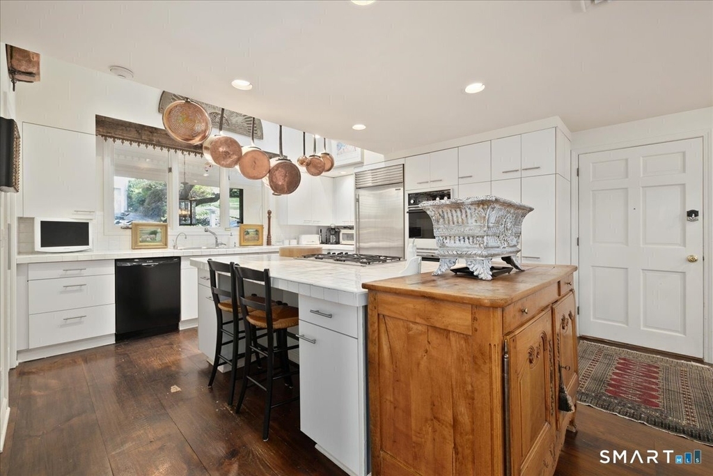 281 Pequot Avenue - Photo 9