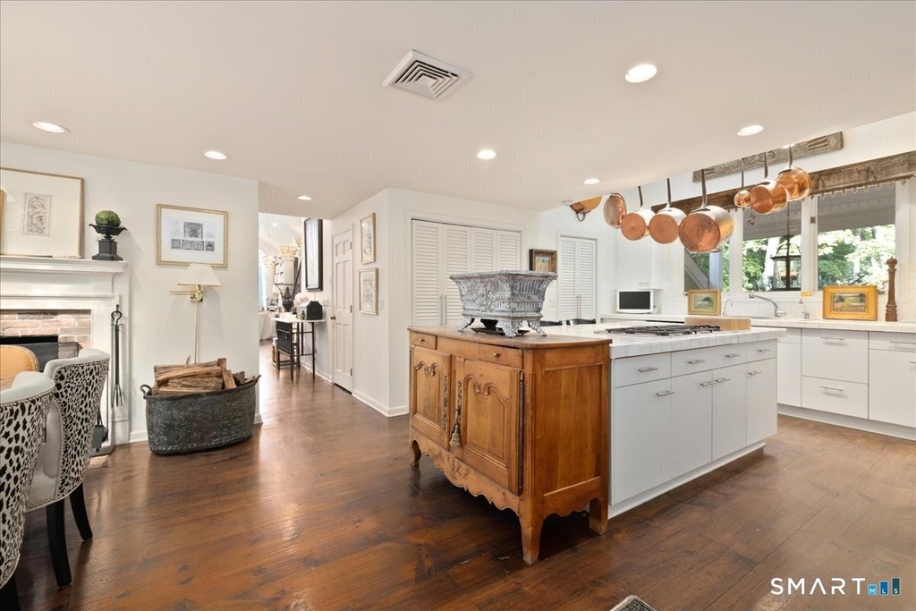 281 Pequot Avenue - Photo 7