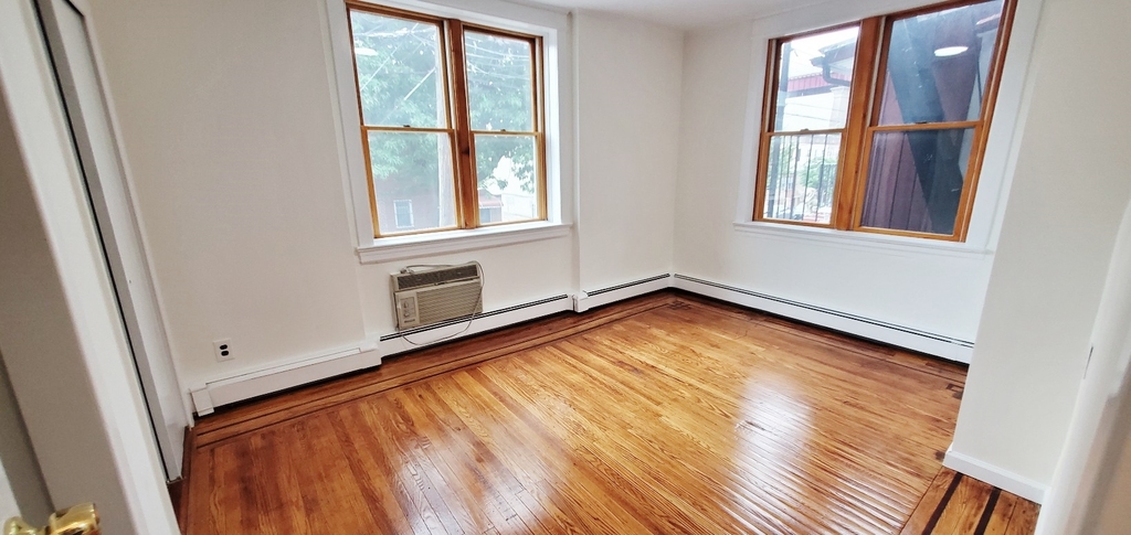 25-20 Ditmars Boulevard - Photo 12