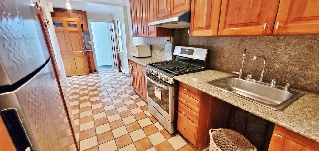 25-20 Ditmars Boulevard - Photo 1