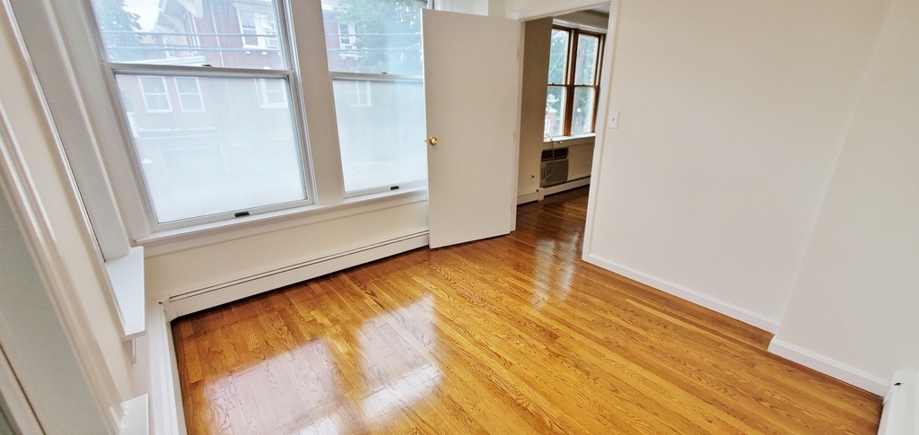 25-20 Ditmars Boulevard - Photo 8