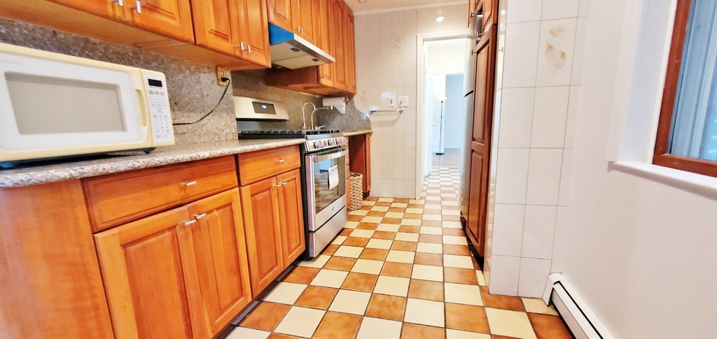 25-20 Ditmars Boulevard - Photo 2