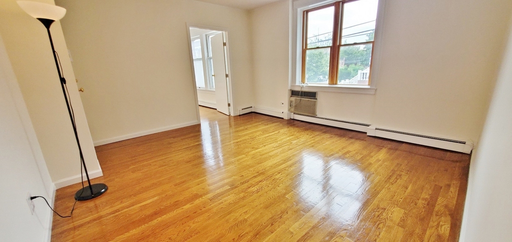 25-20 Ditmars Boulevard - Photo 9