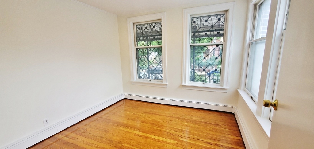 25-20 Ditmars Boulevard - Photo 6
