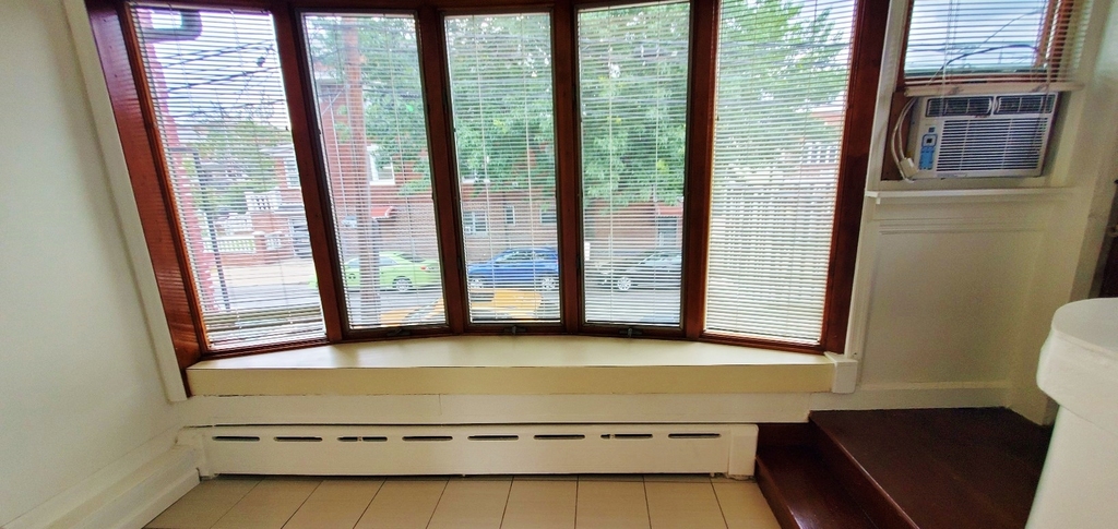 25-20 Ditmars Boulevard - Photo 3
