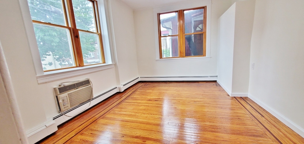 25-20 Ditmars Boulevard - Photo 4