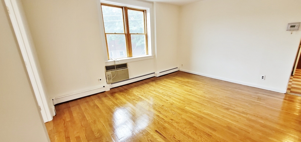 25-20 Ditmars Boulevard - Photo 10