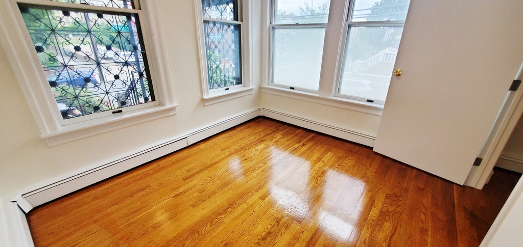 25-20 Ditmars Boulevard - Photo 7