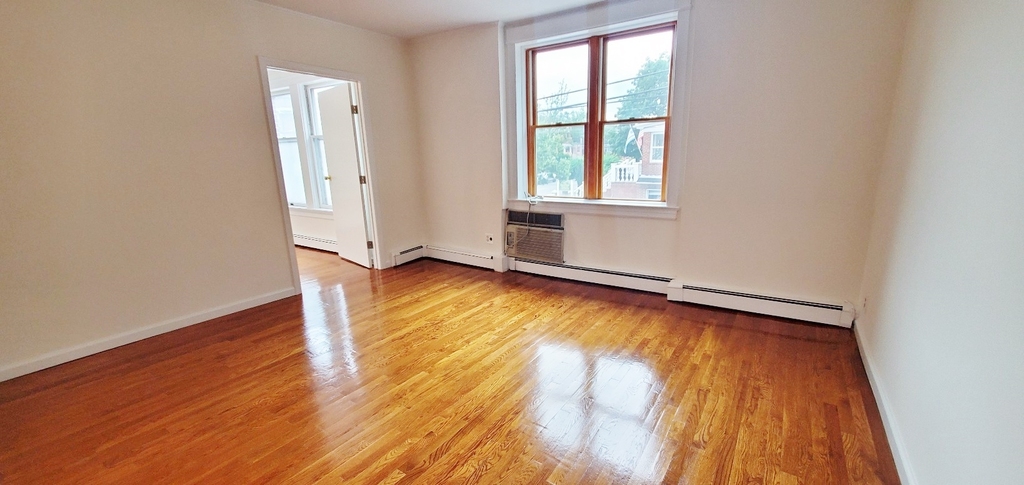 25-20 Ditmars Boulevard - Photo 5