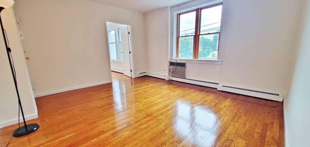 25-20 Ditmars Boulevard - Photo 11