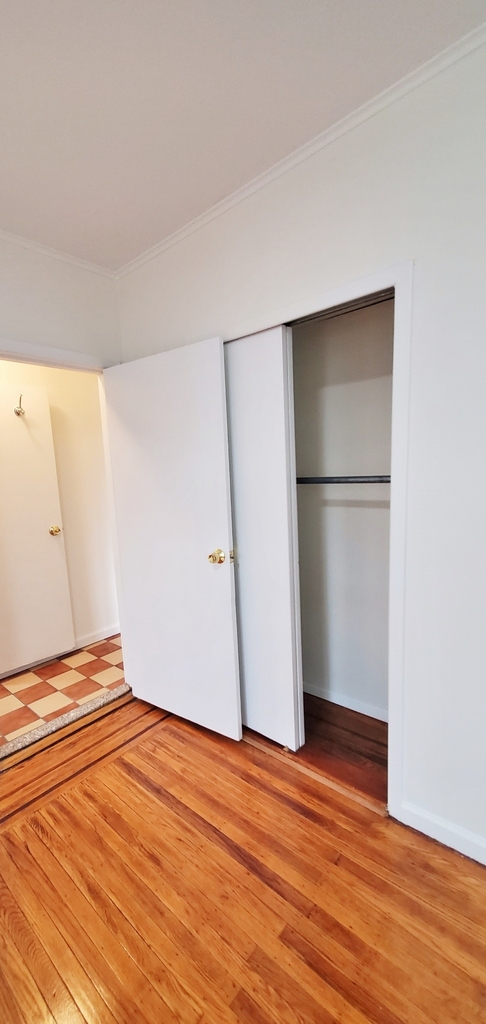 25-20 Ditmars Boulevard - Photo 15