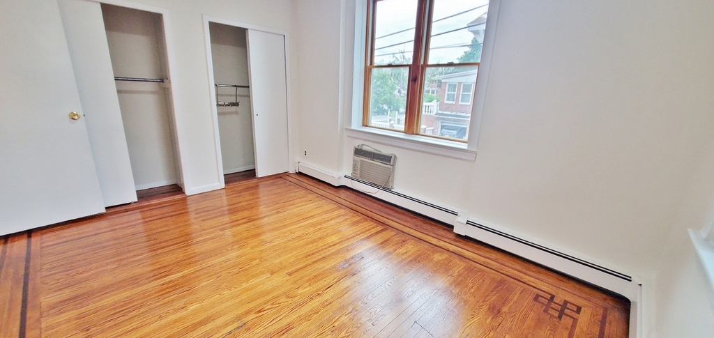 25-20 Ditmars Boulevard - Photo 13