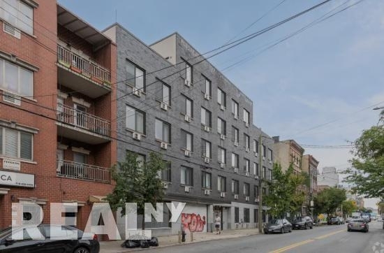 Metropolitan Avenue - Photo 0