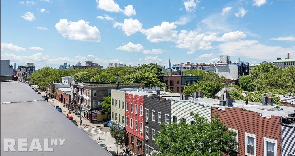 Metropolitan Avenue - Photo 4