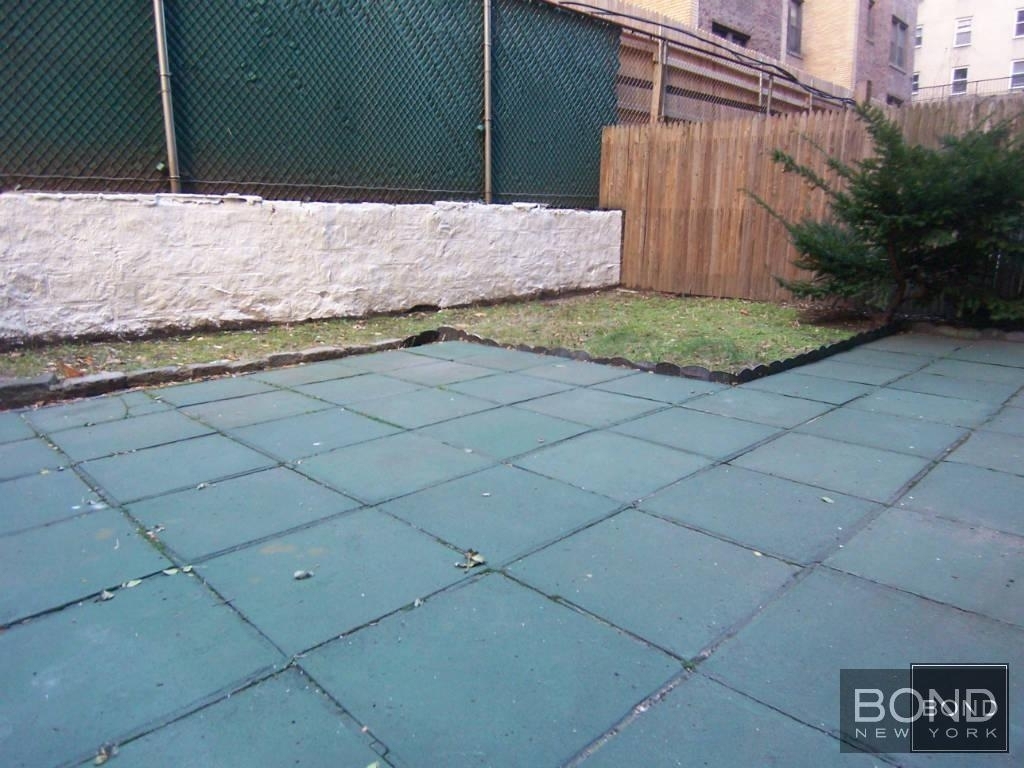 East 84th Street - Photo 9