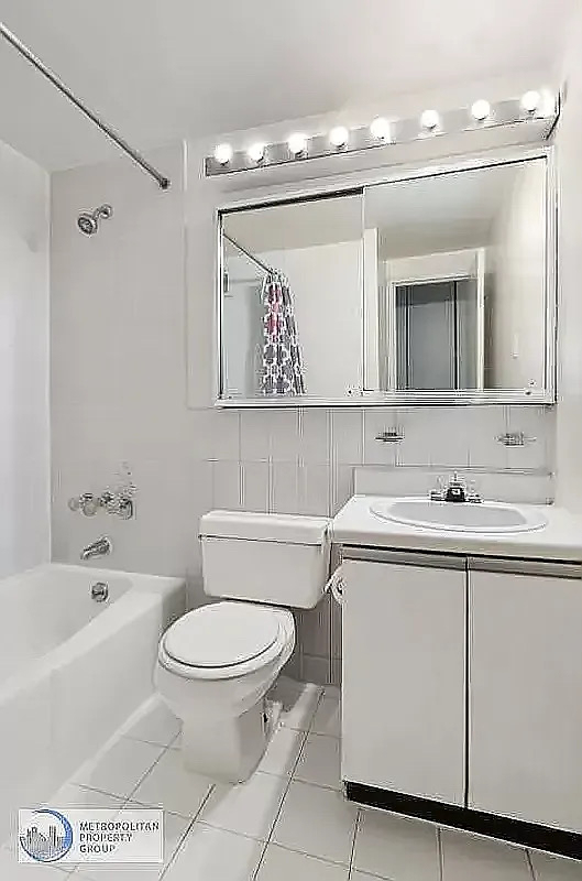 220 East 24th Street - Photo 3
