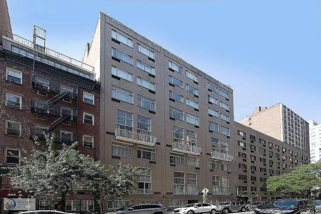 220 East 24th Street - Photo 4