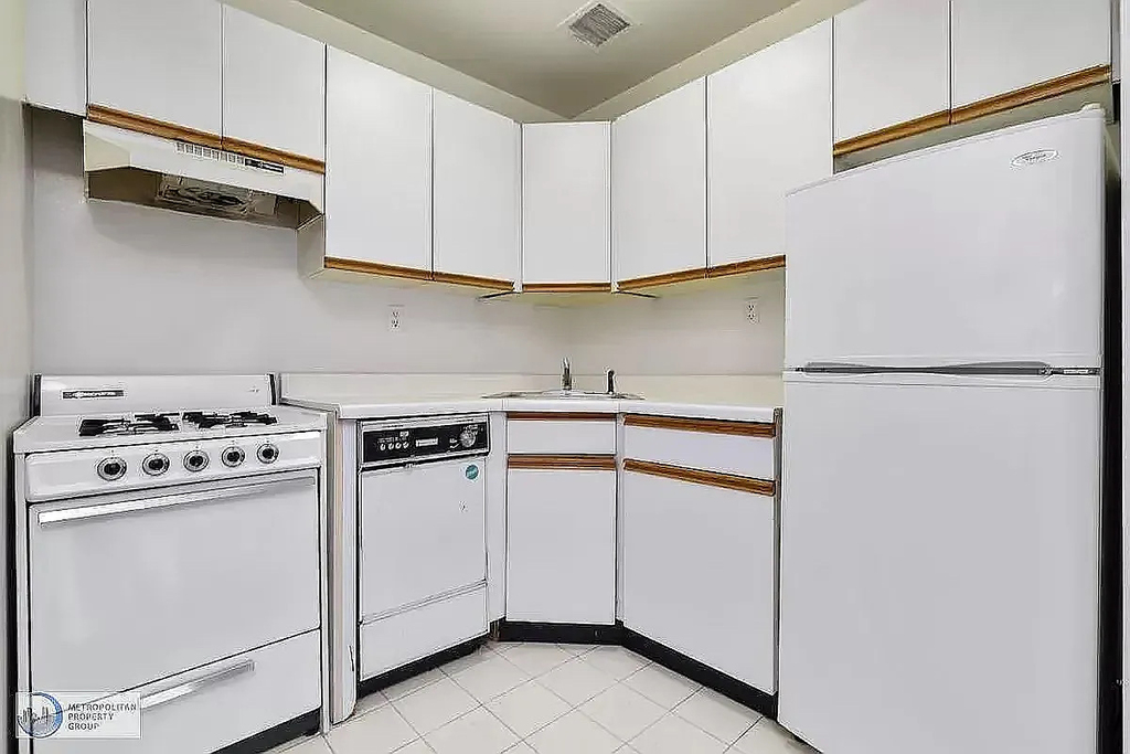 220 East 24th Street - Photo 2