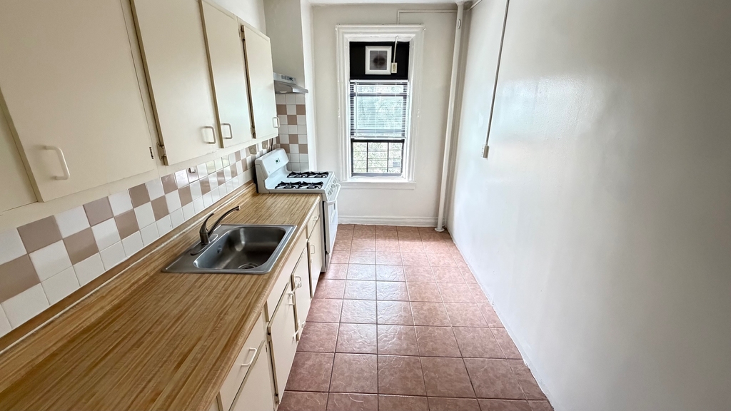 160-4 Sanford Avenue - Photo 0