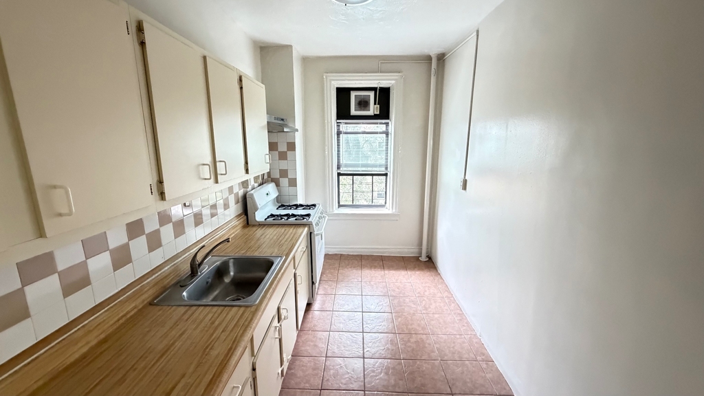 160-4 Sanford Avenue - Photo 1