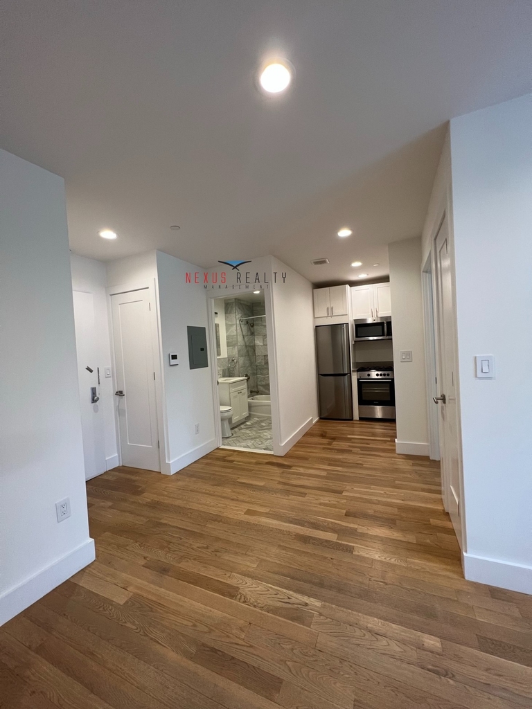 45-11 Broadway - Photo 3