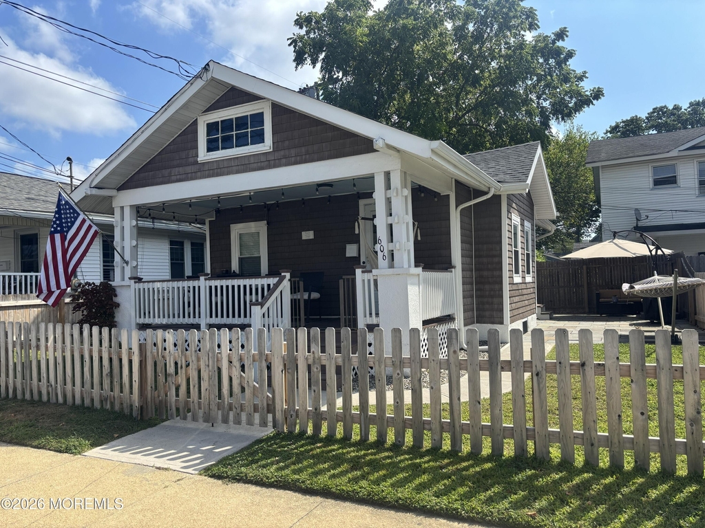 606 Hammond Avenue - Photo 1