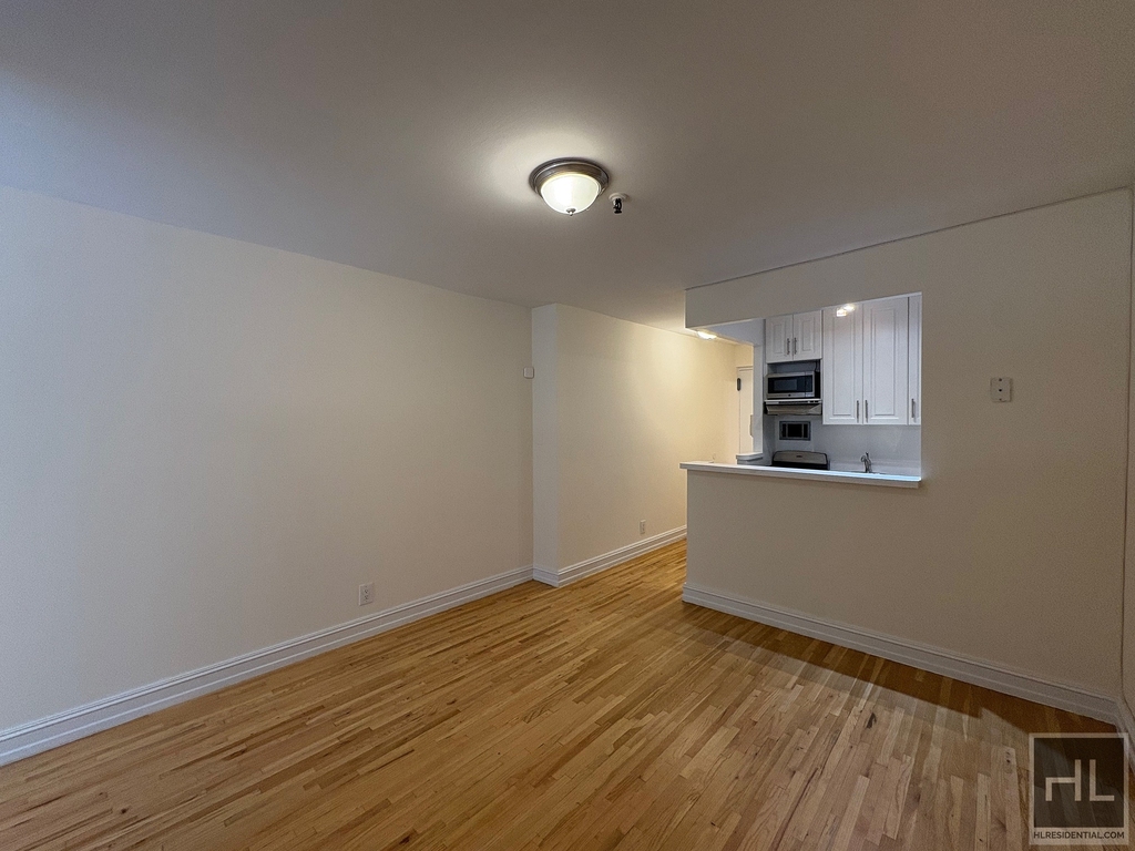 1 Avenue - Photo 4