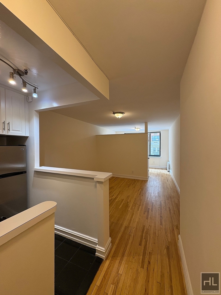 1 Avenue - Photo 5