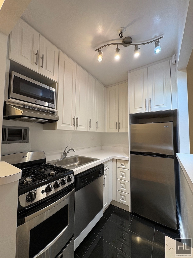 1 Avenue - Photo 6