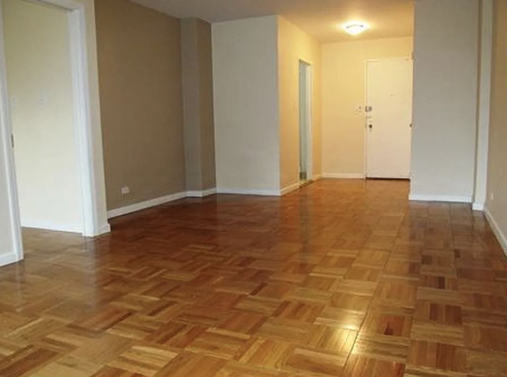 York Avenue - Photo 1