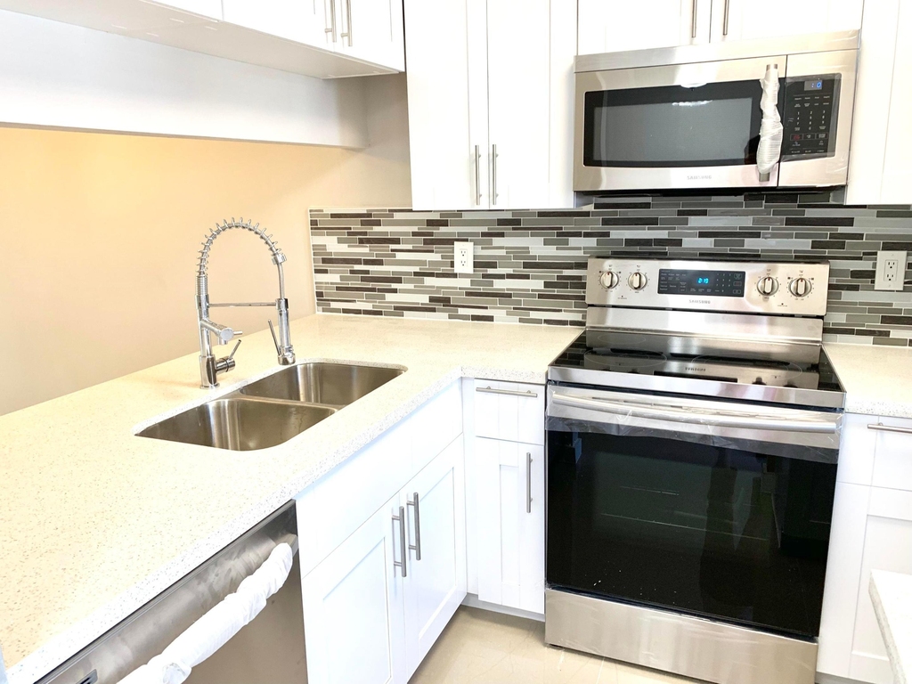 2750 Forest Hills Boulevard - Photo 15