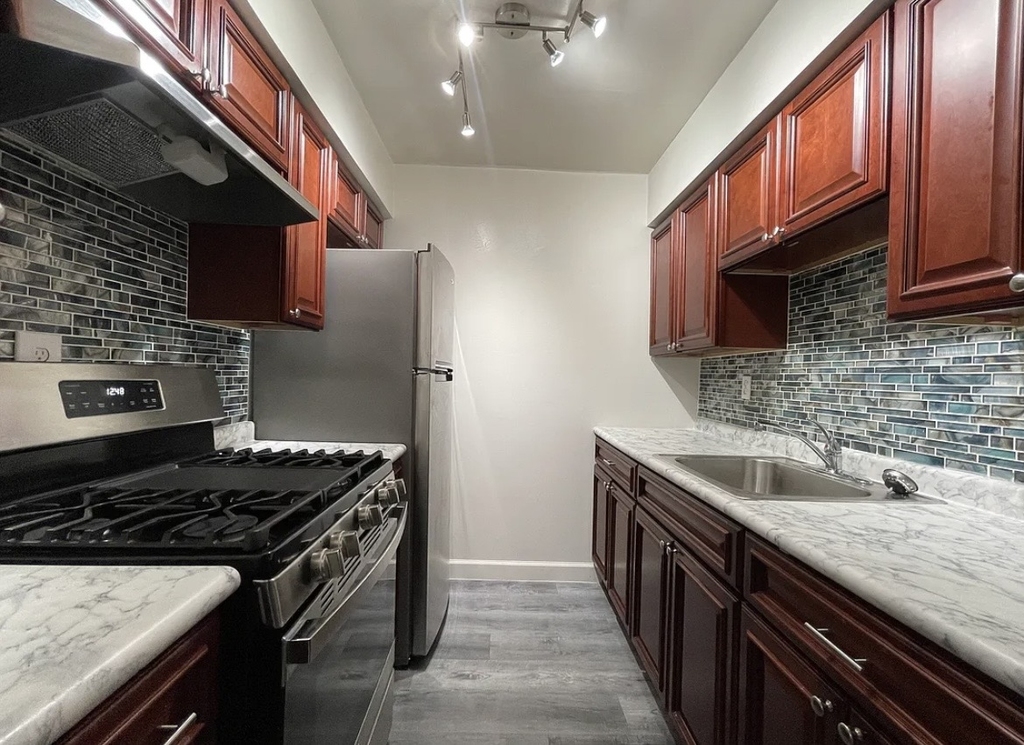 677 Marcy Avenue - Photo 2