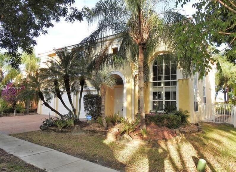 833 Sw 167th Avenue - Photo 0
