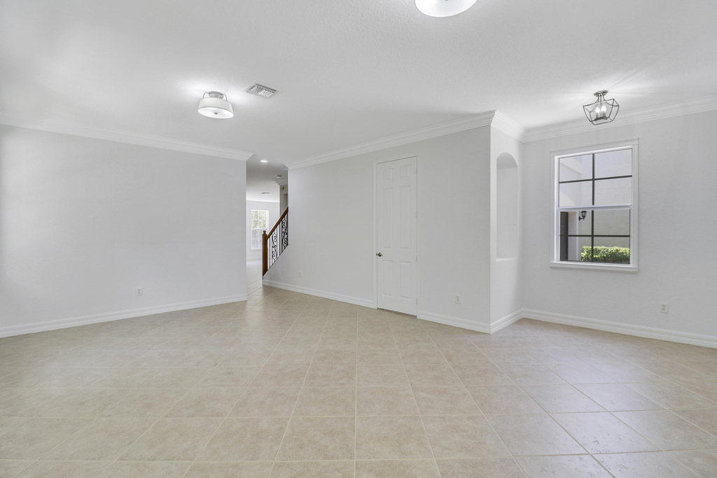 112 Dunmore Drive - Photo 4