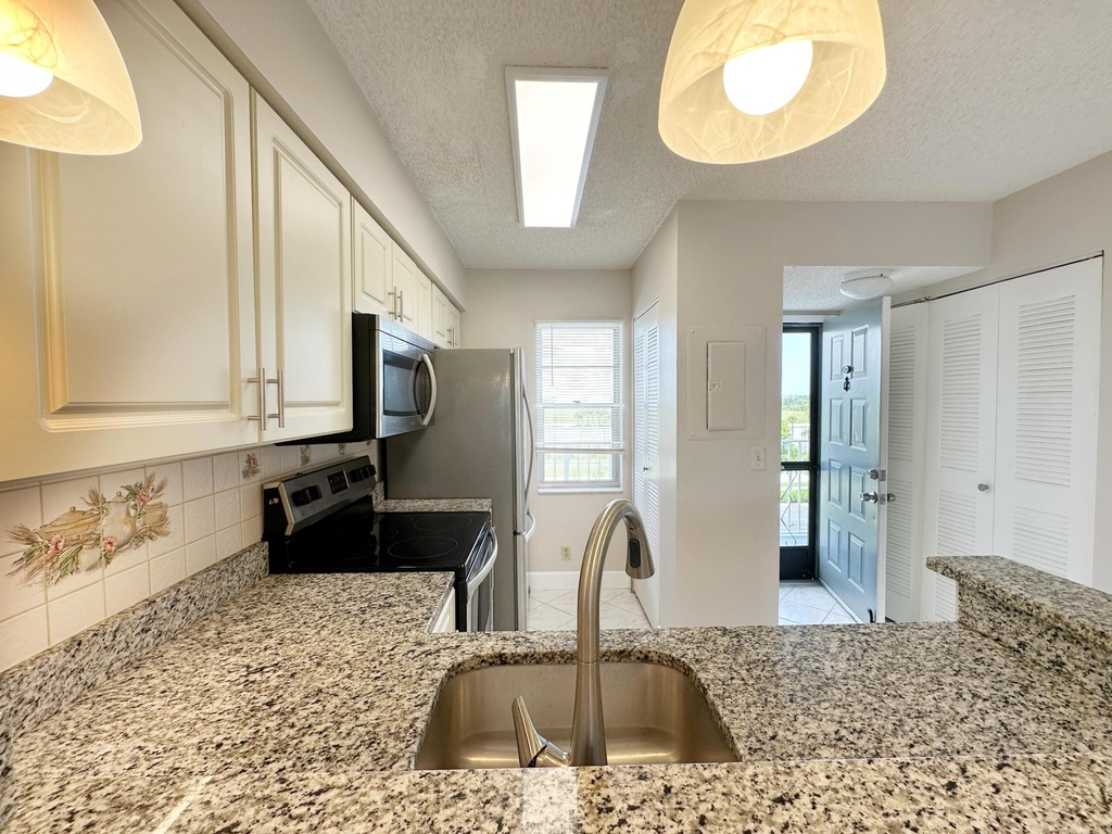 2220 N Cypress Bend Drive - Photo 5