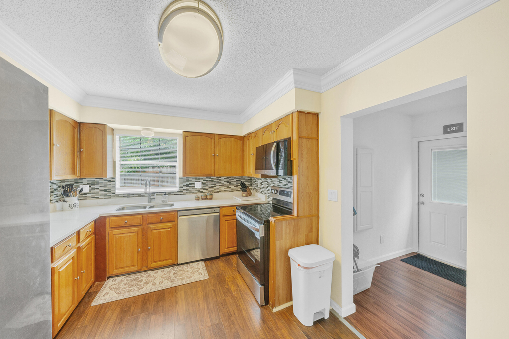 1350 Riverside Circle - Photo 9
