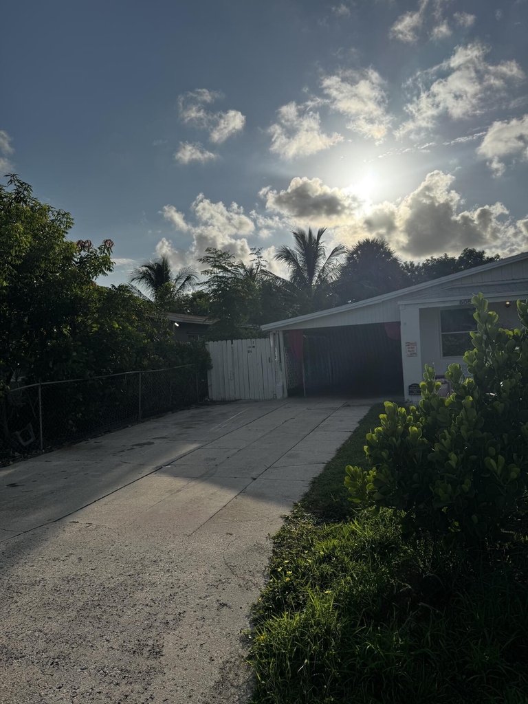 608 Ne 2nd - Photo 1