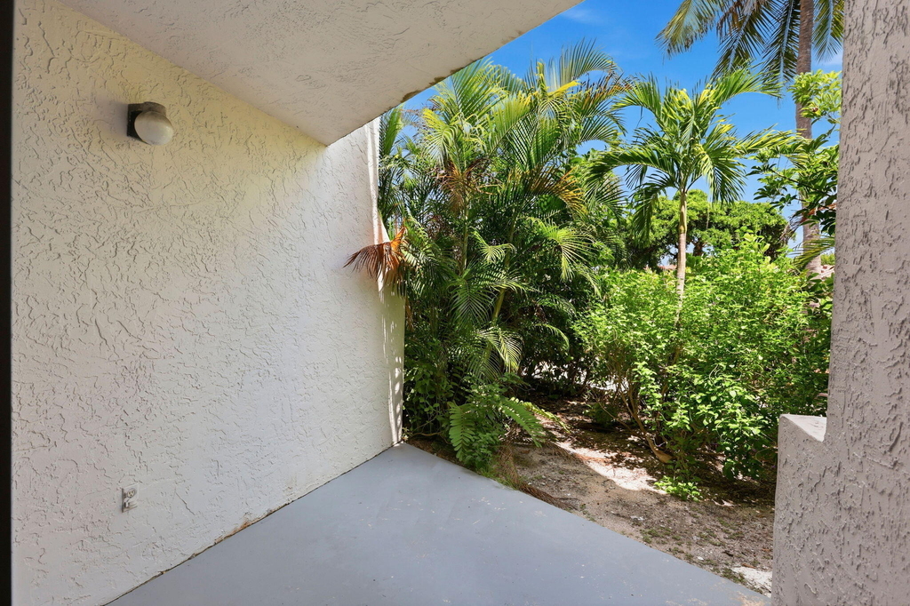 1222 Hillsboro Mile - Photo 11