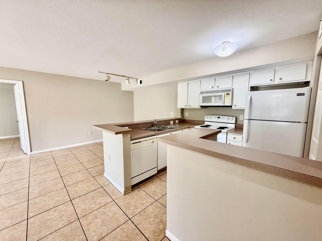 181 Sw Palm Drive - Photo 0